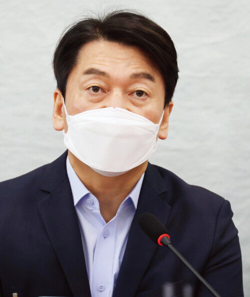 국민의당 안철수 대표가 4월 8일 서울 여의도 국회에서 열린 최고위원회의에 참석해 발언하고 있다. [뉴스1]