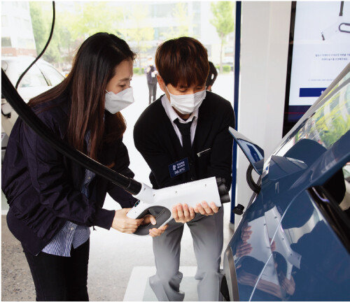 서울 강동구 현대 EV스테이션에서 아이오닉5에 800V 고속충전을 하는 모습. [지호영 기자]