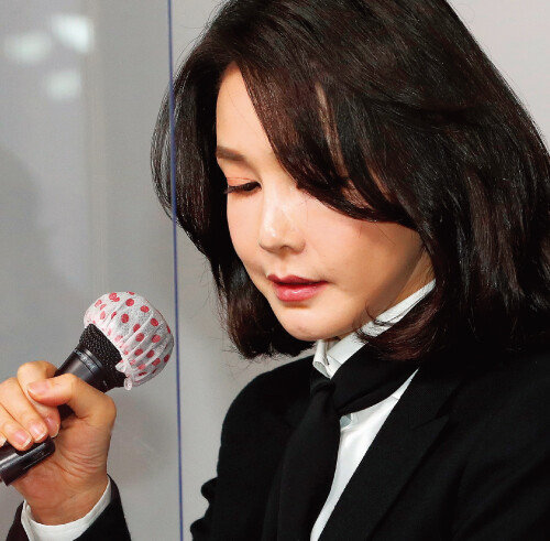 지난해 12월 26일 
서울 영등포구 국민의힘 당사에서 윤석열 대선 후보 부인 김건희 씨가 기자회견을 열고 자신의 허위 이력 의혹에 대해 사과했다. [동아DB]