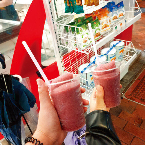 서울지하철 4호선 혜화역 4번 출구 인근의 와인 가게 ‘포도’에서 파는 슬러시. [트위터 @taberu_ari]