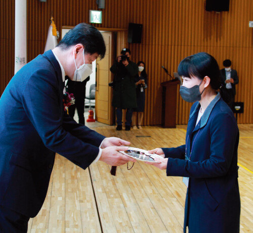 2022년 11월 15일 서울 중구 시청 본청 다목적홀에서 열린 서울시 봉사상 시상식에서 땀띵 씨가 수상하고 있다. [서울시 제공]