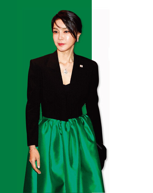 한복을 모티프로 제작한 초록색 볼륨스커트 차림으로 지난해 6월 29일 스페인 동포만찬간담회에 참석한 김건희 여사. [뉴스1]