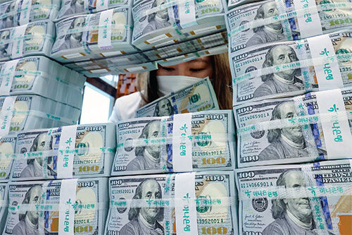 국내 정국 불안과 미국발(發) 관세 전쟁 우려에 원/달러 환율이 1470원에 육박하고 있다. 뉴스1