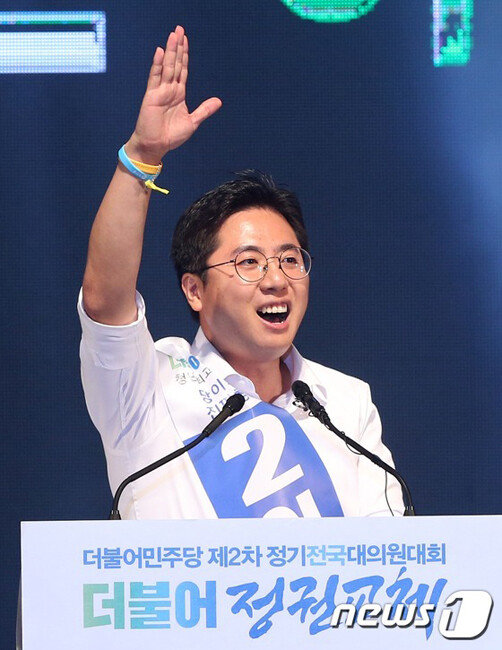 2016년 8월 27일 서울 송파구 올림픽공원 체조경기장에서 열린 더불어민주당 전국대의원회의에서 이동학 당시 청년최고위원후보가 정견 발표를 하고 있다. 그는 2015년 새정치민주연합 혁신위원회에서 ‘86용퇴론’을 주장하며 이목을 끌었다. [뉴스1] 
