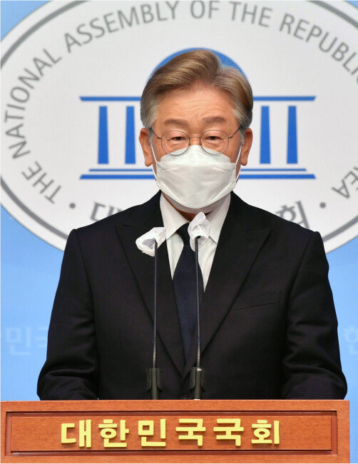 2021년 7월 22일 이재명 당시 경기지사가 서울 여의도 국회 소통관에서 기본소득 공약을 발표하고 있다. 이날 이 지사는 “임기 내 기본소득을 청년에게 200만 원, 전국민에게 100만 원씩 지급하겠다”고 밝혔다. [뉴시스]
