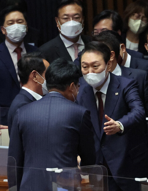윤석열 대통령이 2022년 10월 25일 서울 여의도 국회 본회의장에서 시정연설을 마친 뒤 장제원 의원과 인사를 나누며 어깨를 두드려주고 있다. [사진공동취재단]