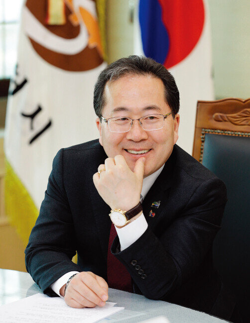 허석 순천시장은 순천 출신으로 대학생 시절을 제외하고 한평생을 순천에서 살았다. 그는 순천의 매력은 한마디로 정의할 수 없을 정도로 다양하다고 말했다. [박해윤 기자]