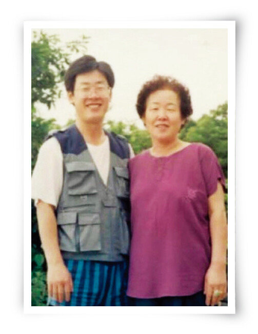 젊은 시절 이재명 대선후보(왼쪽)와 모친. [이재명 후보 인스타그램]