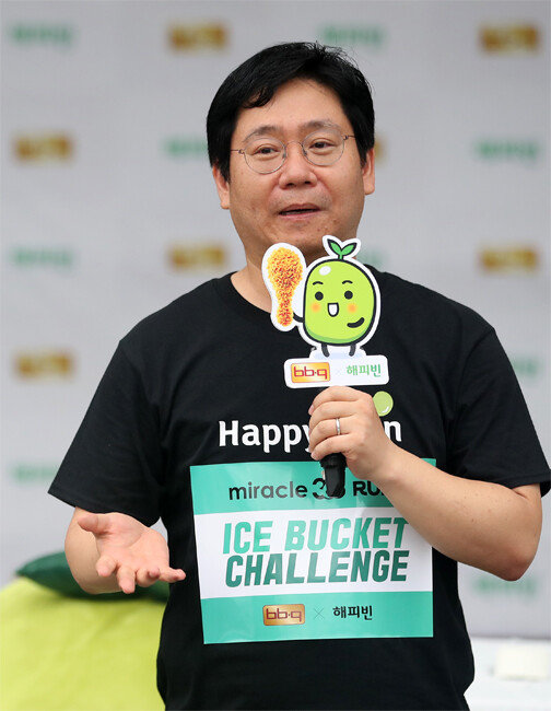 최인혁 전 해피빈 대표가 네이버파이낸셜 및 네이버해피빈 대표에서 물러났다. 사진은 2019년 7월 서울 동작구 노들나루공원에서 열린 루게릭병 환우를 위한 ‘아이스버킷 챌린지 런’ 행사에 참석한 최 전 대표. [뉴스1]