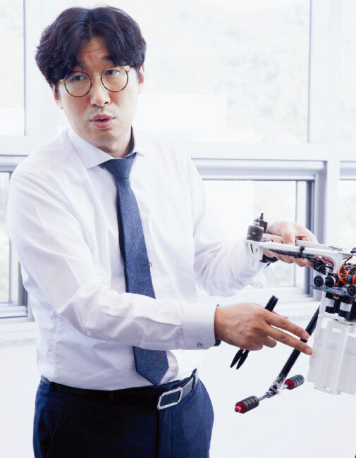 드론 설계에 대해 설명하는 임헌영 경운대 무인기공학과 학과장. [지호영 기자]