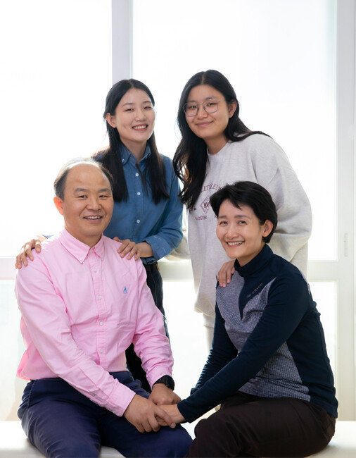 김형덕 씨 가족은 아빠는 북한, 엄마는 한국 출신인 남북화합 가정이다. 왼쪽 아래부터 시계 방향으로 아빠 김형덕 씨, 둘째 딸 김영주 씨, 첫째 딸 김성주 씨, 엄마 유성희 씨. [박해윤 기자]