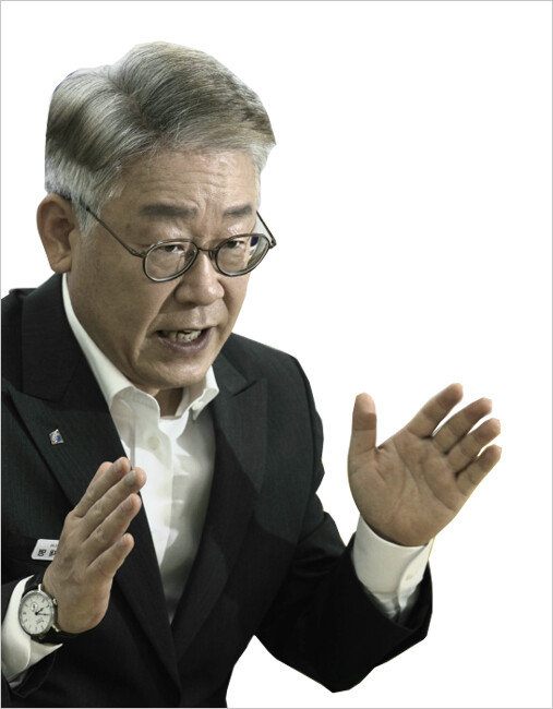 2020년 6월 12일 당시 이재명 경기지사가 ‘신동아’와 인터뷰를 하고 있다. 이날 그는 스스로를 “조직, 정치적 유산, 학연, 지연, 혈연 아무것도 가진 게 없는 혈혈단신”이라고 말했다. [박해윤 기자]