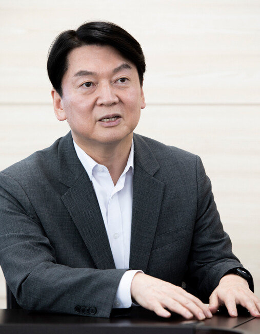 국민의당 안철수 대표가 5월 7일 서울 여의도 국민의당 당사에서 ‘주간동아’와 인터뷰하고 있다. [박해윤 기자]