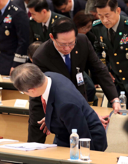 7월 28일 청와대에서 열린 전군주요지휘관회의에서 송영무 장관이 문재인 대통령이 자리에 앉을 수 있도록 의자를 빼주고 있다. [동아DB]