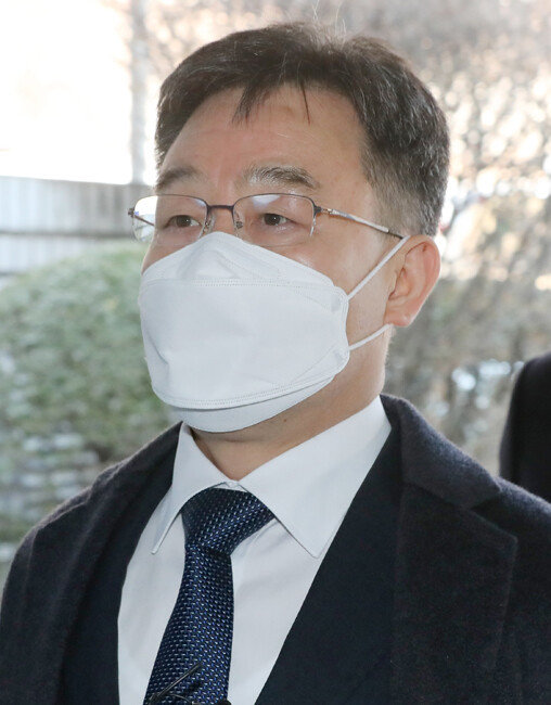 화천대유자산관리 대주주 김만배 씨가 4월 8일 서울 서초구 서울중앙지방법원에서 열린 대장동 개발사업 로비·특혜 의혹 관련 1심 선고공판에 출석하고 있다. [동아DB]
