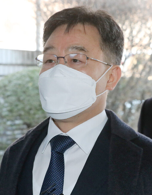 화천대유자산관리 대주주 김만배 씨가 2월 8일 서울 서초구 서울중앙지방법원에서 열린 대장동 개발 사업 로비·특혜 의혹 관련 1심 선고공판에 출석하고 있다. [동아DB]