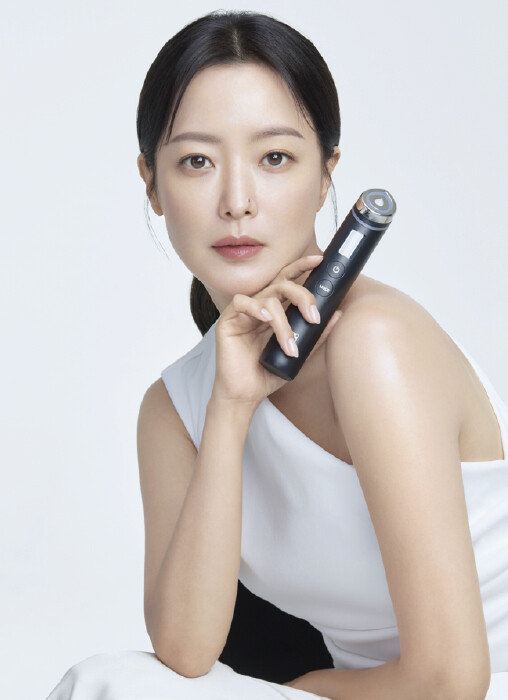 ‘부스터프로’ 모델 김희선이 기기를 보여주고 있다. [에이피알]