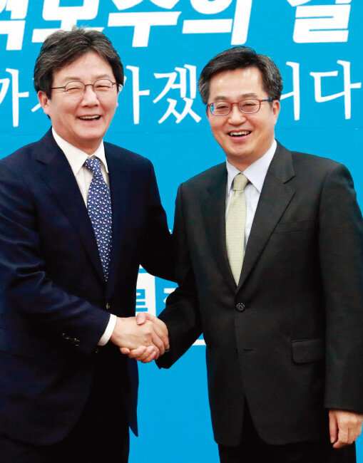 2017년 11월 20일 당시 김동연 경제부총리 겸 기획재정부 장관(오른쪽)이 서울 여의도 국회를 찾아 바른정당 유승민 대표와 악수하고 있다. [뉴스1]