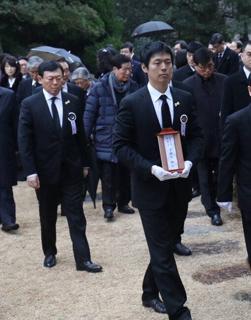 신유열 롯데케미칼 상무(가운데)가 2020년 1월 고 신격호 롯데그룹 명예회장 노제를 지내기 위해 신동빈 회장(왼쪽)과 울산 울주군 롯데별장에 들어서고 있다. [뉴스1]