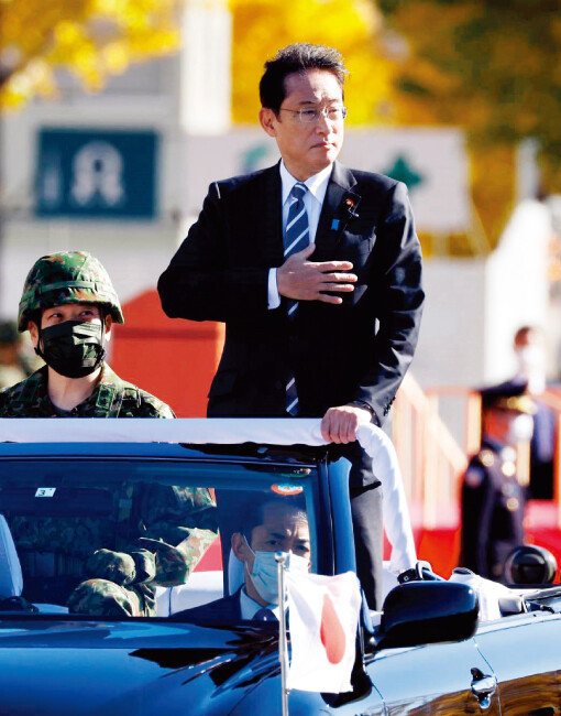 기시다 후미오 일본 총리가 도쿄 인근 아사카 기지에서 자위대를 사열하고 있다. [일본 총리실]