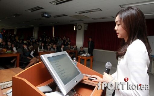 포토 '교생 선생님' 김연아, 떨리는 첫 수업 : 스포츠동아