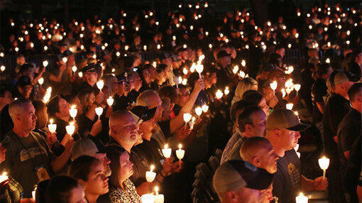 美, 제복과 함께한 수천 촛불… ‘13분 추모식’ 뒤 흩어진 한국
