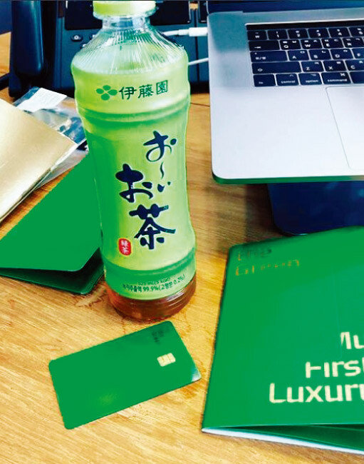 정용진 신세계 부회장이 자신의 인스타그램에 현대카드의 ‘그린카드’를 발급 받은 뒤 올린 사진이 온라인상에서 화제가 됐다. [정용진 인스타그램 캡처]