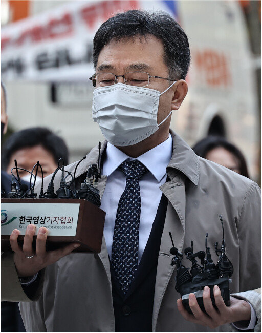 2021년 11월 4일 검찰이 배임 혐의로 구속영장을 청구한 대장동 개발 민간사업자 화천대유자산관리 대주주 김만배 씨가 구속영장 실질심사를 받기 위해 서울중앙지법으로 출석하고 있다. [동아DB]