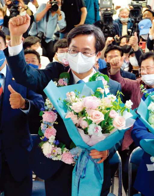 더불어민주당 김동연 경기도지사 후보가 6월 2일 오전 경기 수원시 선거사무소에서 당선이 확실시되자 주먹을 불끈 쥐고 환호에 답하고 있다. [뉴시스]