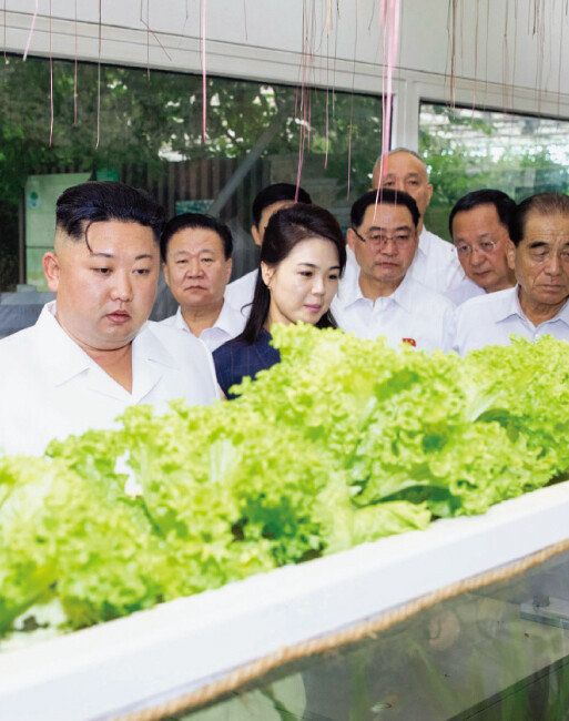 중국을 방문한 김정은 북한 국무위원장(왼쪽)이 6월 20일 부인 리설주와 함께 베이징의 중국농업과학원 국가농업과학기술혁신원을 찾아 둘러보고 있다. [뉴시스]