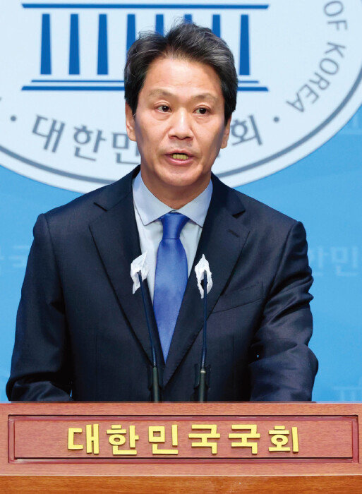 임종석 전 대통령비서실장이 2월 28일 서울 여의도 국회 소통관에서 최근 더불어민주당의 서울 중·성동갑 공천과 관련해 기자회견을 열었다. [뉴스1]