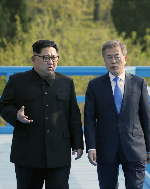 2018년 4월 27일 문재인 대통령과 김정은 국무위원장이 판문점 도보다리 위에서 이야기를 나누고 있다. [사진공동취재단]