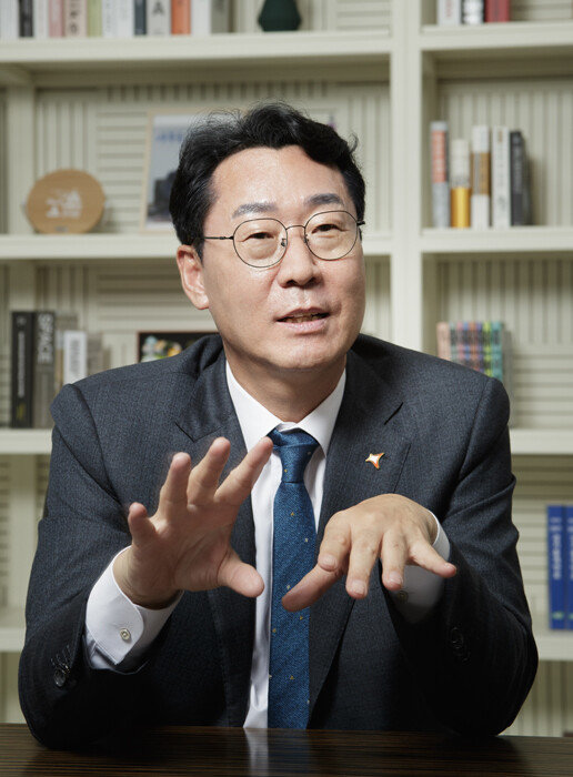 정명근 화성시장은 집무실에서 매일 화성시 지도를 살펴본다. ‘지역의 균형발전과 적극적 투자 유치를 통해 시민의 삶이 오늘보다 더 나아지는 도시를 만들겠다’는 초심을 잊지 않기 위해서다. [조영철 기자]