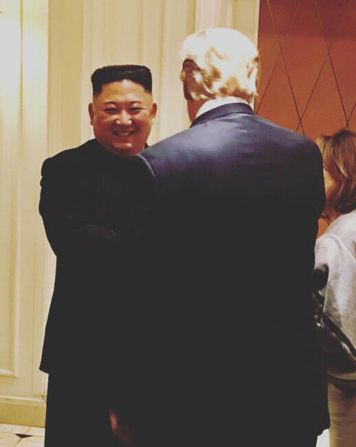 김정은 북한 국무위원장이 2월 28일 베트남 하노이에서 정상회담을 마친 뒤 협상 결렬에도 불구하고 도널드 트럼프 미국 대통령에게 작별 인사를 하며 웃고 있다. [사라 샌더스 백악관 대변인 인스타그램]