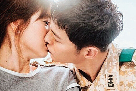 KBS 드라마 ‘태양의 후예’에서 
송혜교 송중기의 키스 씬. [드라마 ‘태양의 후예’ 화면 캡처]