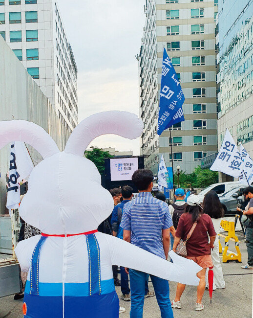 6월 10일 서울 여의도 집회 현장에 개딸이 토끼 탈을 쓰고 참석했다. [최진렬 기자]