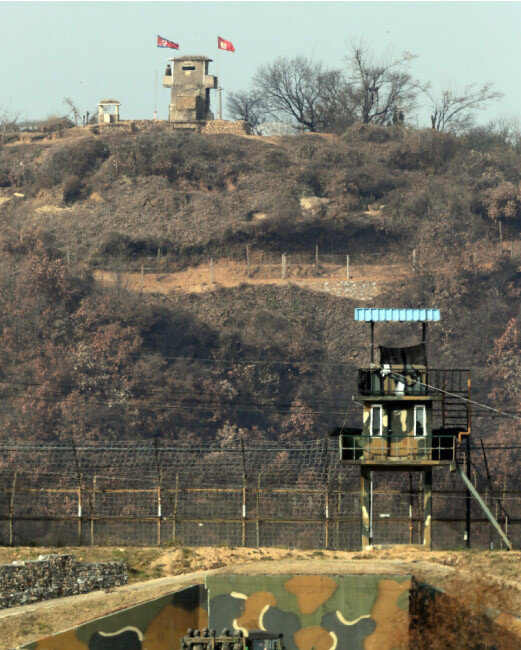 경기도 파주시 접경지역에서 본 북한군 초소(위)와 우리군 초소. [동아DB]