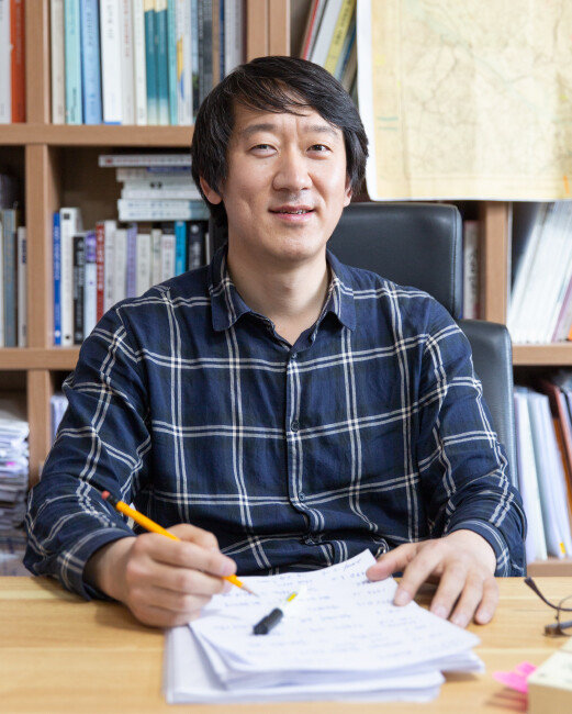 김천수 용산학연구센터장은 2009년부터 5년간 한미연합사령부에서 근무했다. 그의 서울 남영동 연구실 옥상에 서면 용산기지가 발밑에 있는 것처럼 가깝다. [김도균 객원기자]