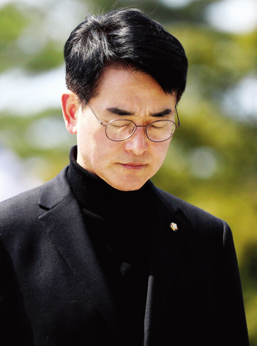 더불어민주당 박용진 의원이 서울 강북을 2차 경선 발표 직전인 3월 19일 경남 김해 봉하마을을 찾아 고(故) 노무현 전 대통령 묘역에 참배하고 있다. [뉴스1]