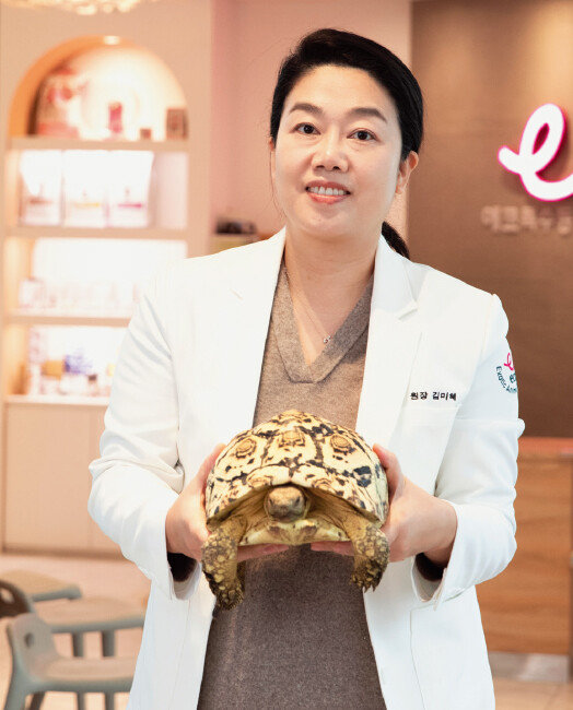 김미혜 에코특수동물병원 대표원장과 그의 반려거북 터트리. [지호영 기자]
