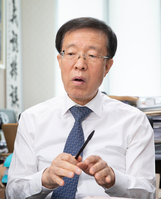 이석연 변호사는 문재인 정부가 입법을 통해 헌법 정신을 훼손하고 있다며 임대차3법 등에 대한 위헌소송을 진행하고 있다. [지호영 기자]