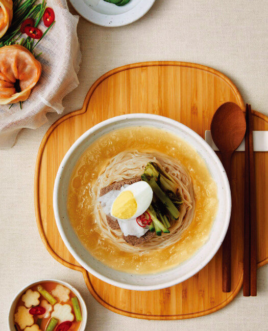 서울의 냉면 가격이 평균 1만 원을 넘어서자 집에서 냉면 가정간편식(HMR)을 만들어 먹는 이가 늘고 있다. [사진 제공 · CJ제일제당]