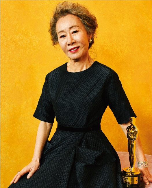 제93회 미국 아카데미 시상식에서 여우조연상을 수상한 배우 윤여정. [동아DB]
