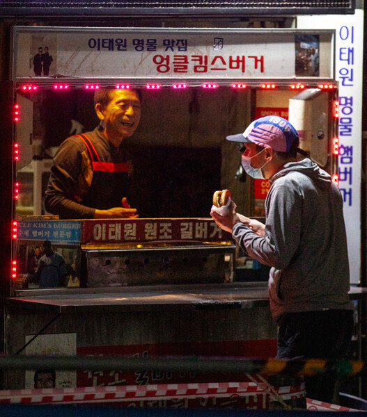 이태원 클럽 거리 근처 햄버거 가게. 주인은 “코로나19 이후 많이 힘들어졌지만, 나를 걱정하는 단골손님들이 종종 찾아와 매상을 올려준다”며 웃음 지었다. 