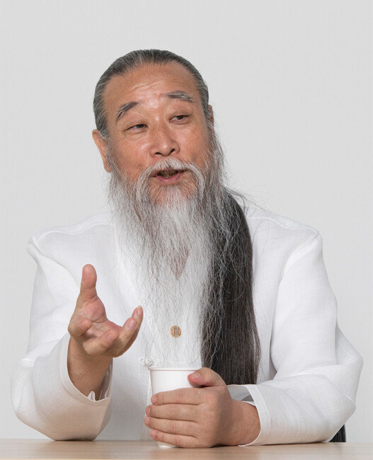 지난 국민의힘 대선 후보 경선에서 큰 화제가 된 천공스승이 11월 10일 서울 서대문구 동아일보 충정로사옥에서 ‘신동아’와 인터뷰하고 있다. [박해윤 기자]
