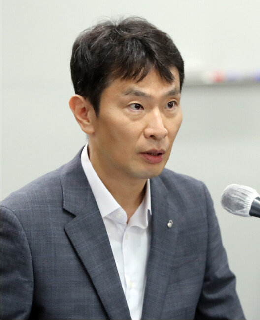 7월 8일 서울 마포구 저축은행중앙회에서 열린 간담회에서 이복현 금융감독원장이 발언하고 있다. 김명식 부총장은 검찰 출신 이 원장에 대해 “검찰의 주요 수사 영역 중 하나가 경제·금융 분야”라며 “리더십과 추진력을 갖춘 인사 임명”이라고 평가했다. [뉴스1]