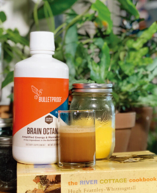 인도 전통 버터 기버터와 MCT오일을 블렌더에 넣어 믹싱한 방탄커피는 진한 두유 같은 색깔을 띤다. 맛은 진한 카페라테와 비슷하다. 사람들에게 처음 맛을 보이면 생각보다 느끼하지 않다는 반응이 나온다. [사진 제공 · 김수빈]