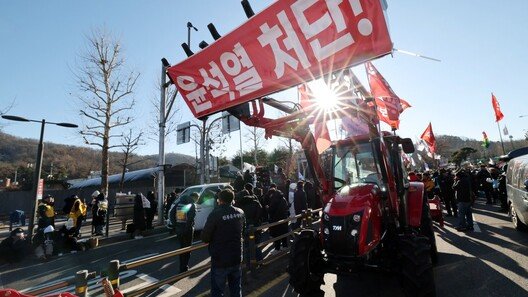 ‘전농 트랙터 상경투쟁’ 1박 2일간 경찰과 대치…참여자 2명 연행