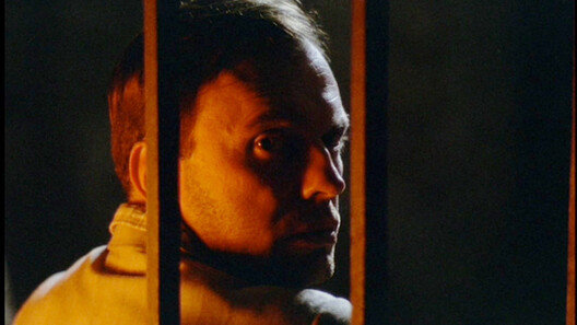 세상에 속하려 할수록 버림받는 운명… 핏빛 낙조처럼