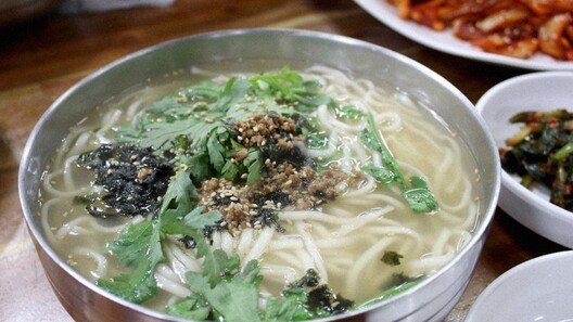국물 한 모금에 수육 한 점… ‘칼국수 도시’서 누리는 호사[김도언의 너희가 노포를 아느냐]